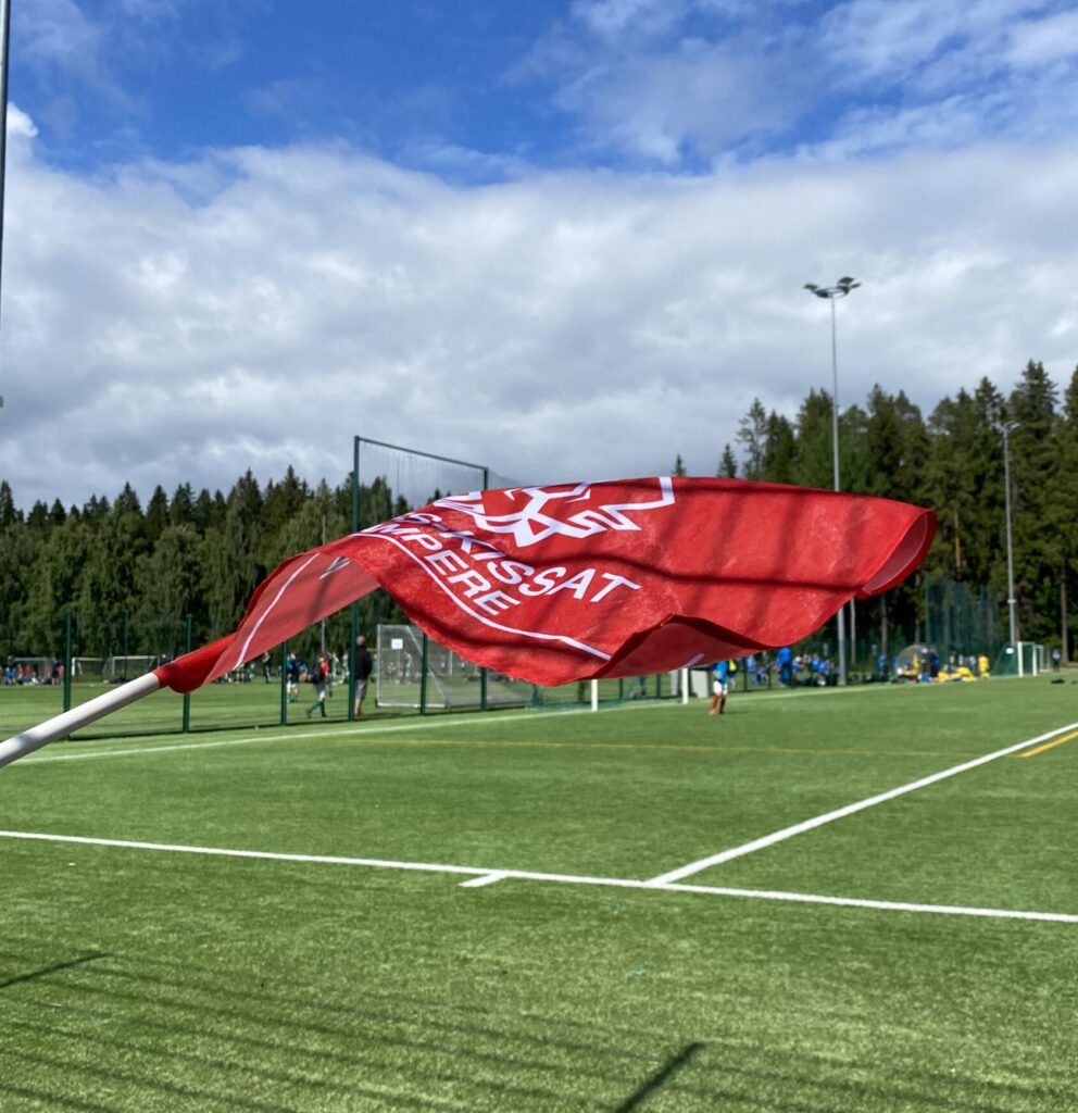 Ilves-Kissojen kannatuslippu liehuu jalkapallokentän lähellä
